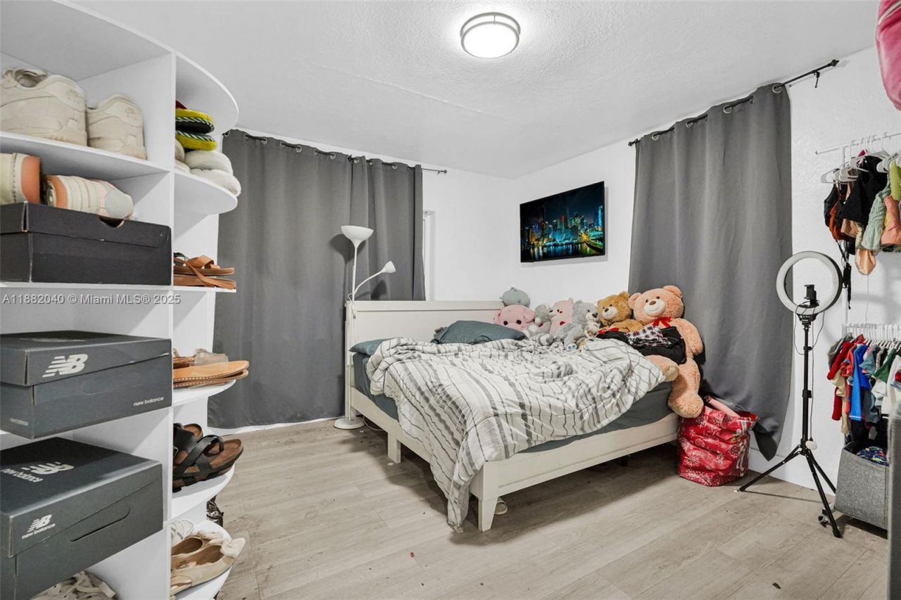 1090 NW 77th St, Miami, FL 33150 Photo