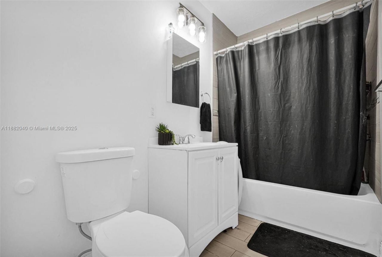 1090 NW 77th St, Miami, FL 33150 Photo