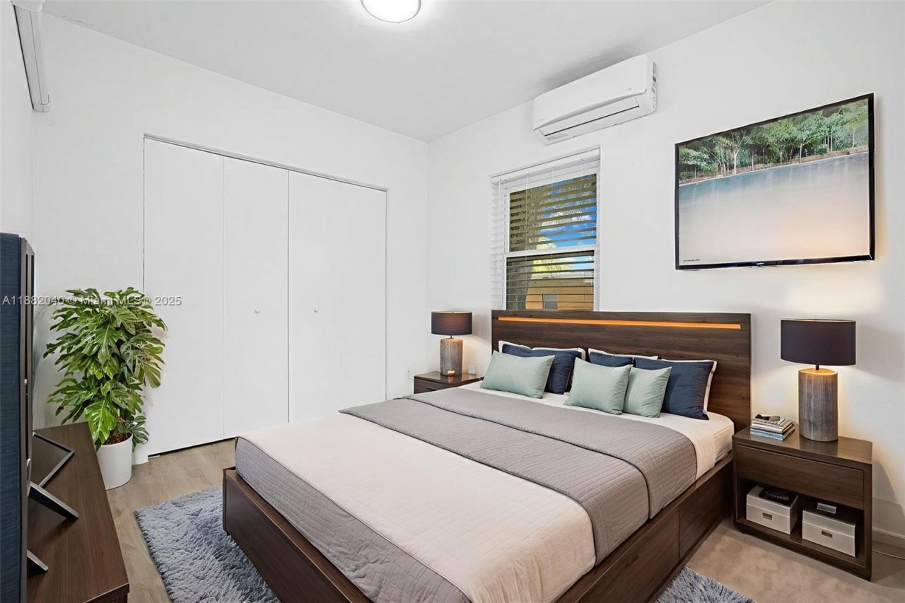 1090 NW 77th St, Miami, FL 33150 Photo