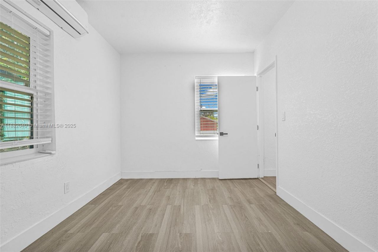 1090 NW 77th St, Miami, FL 33150 Photo