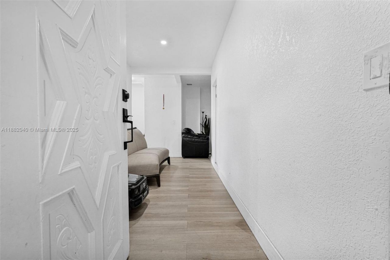 1090 NW 77th St, Miami, FL 33150 Photo