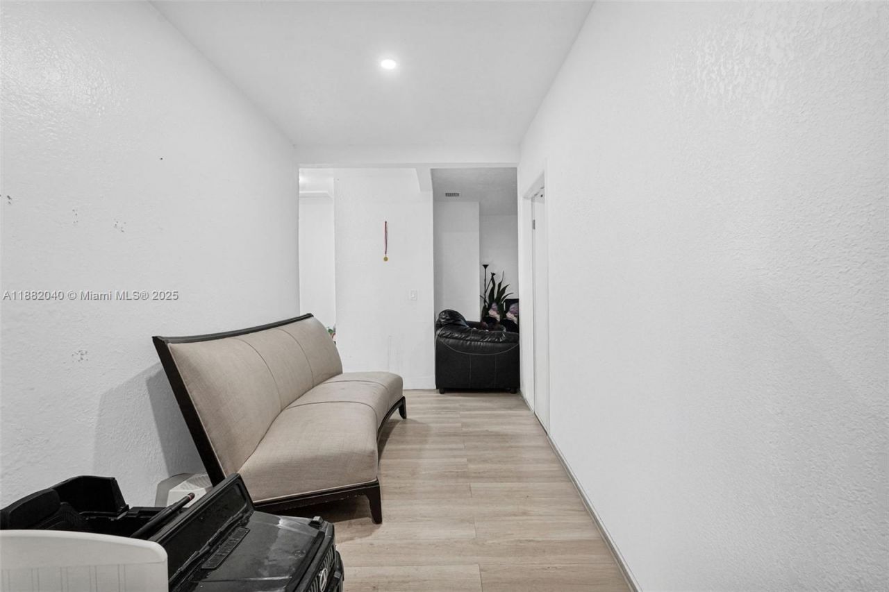 1090 NW 77th St, Miami, FL 33150 Photo