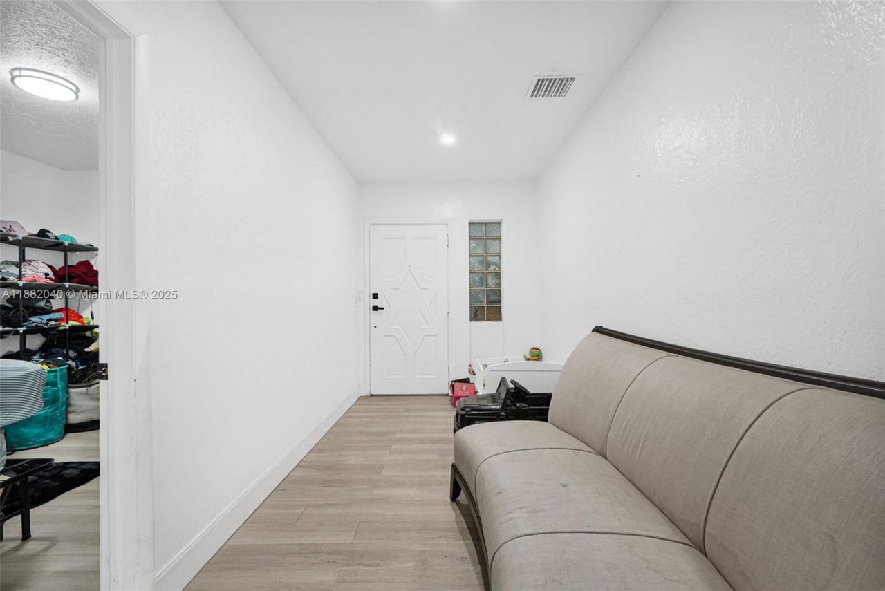 1090 NW 77th St, Miami, FL 33150 Photo