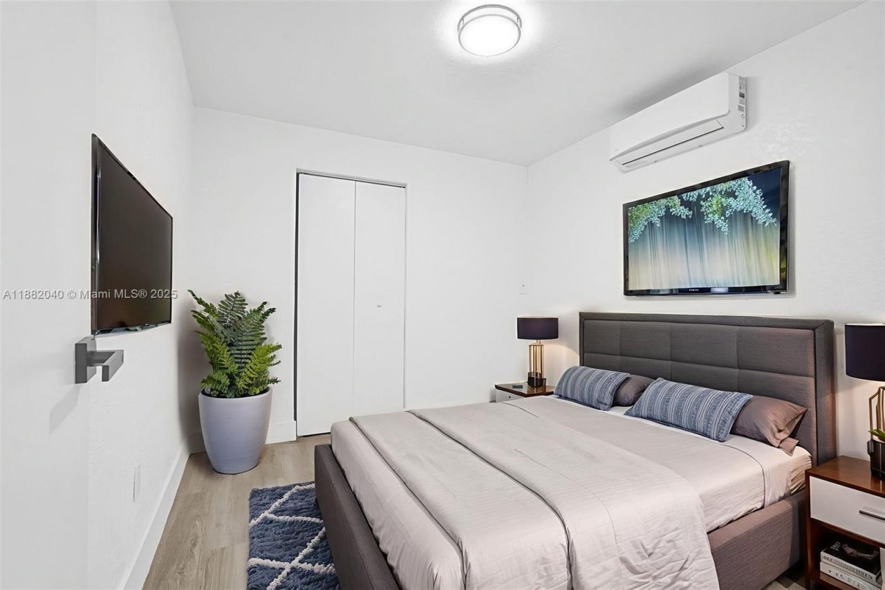 1090 NW 77th St, Miami, FL 33150 Photo