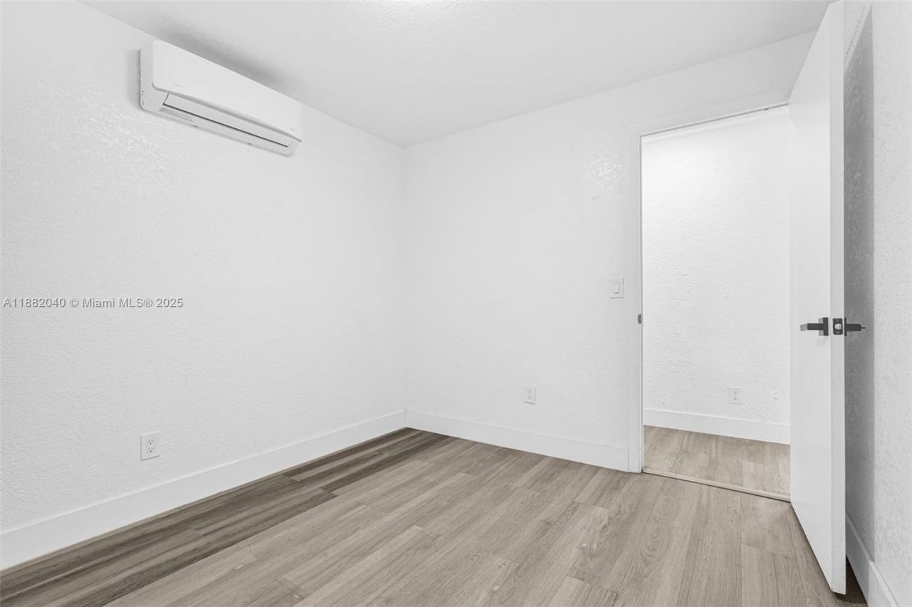 1090 NW 77th St, Miami, FL 33150 Photo