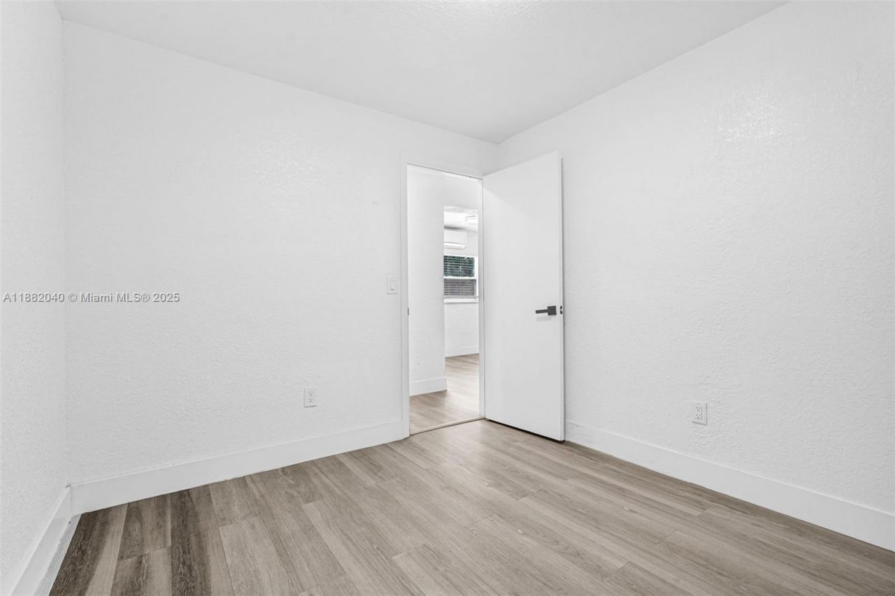 1090 NW 77th St, Miami, FL 33150 Photo