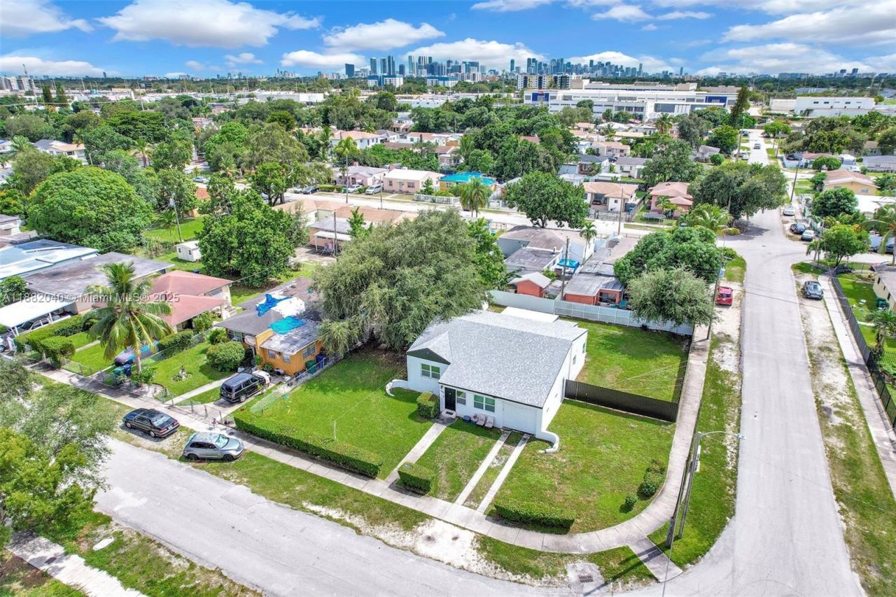 1090 NW 77th St, Miami, FL 33150 Photo