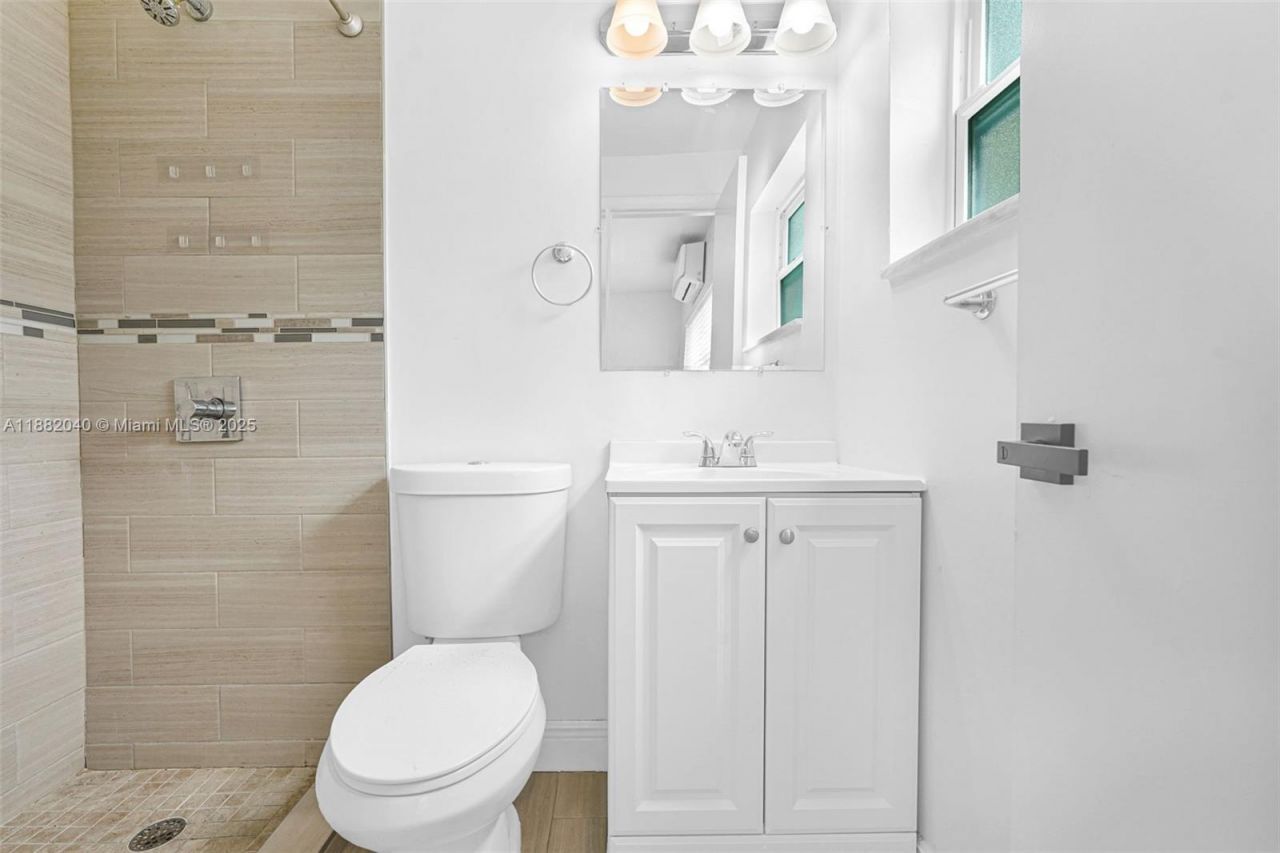 1090 NW 77th St, Miami, FL 33150 Photo