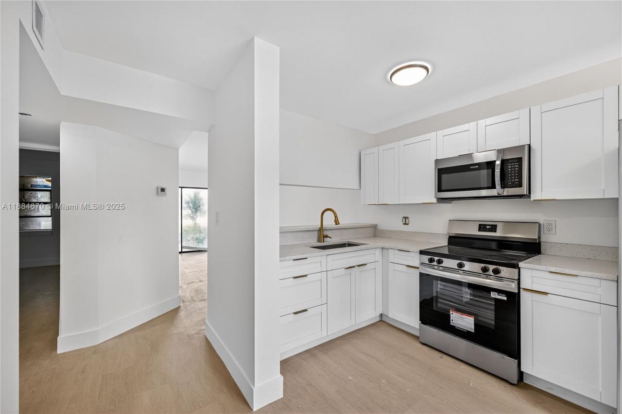 4198 Lakeside Dr, Unit 4198, Tamarac, FL 33319 Photo