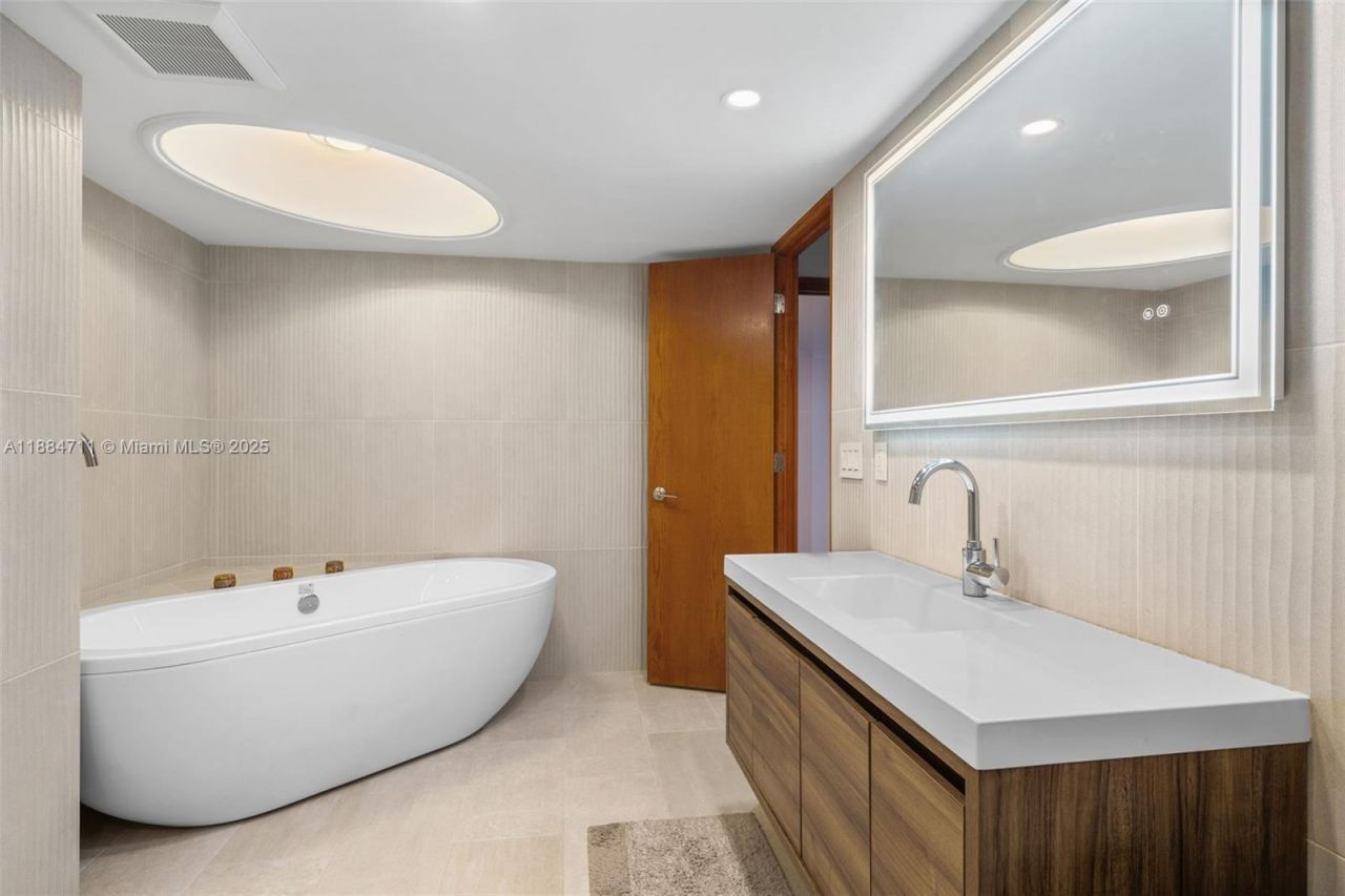 1865 S Ocean Dr, Unit 16B, Hallandale Beach, FL 33009 Photo