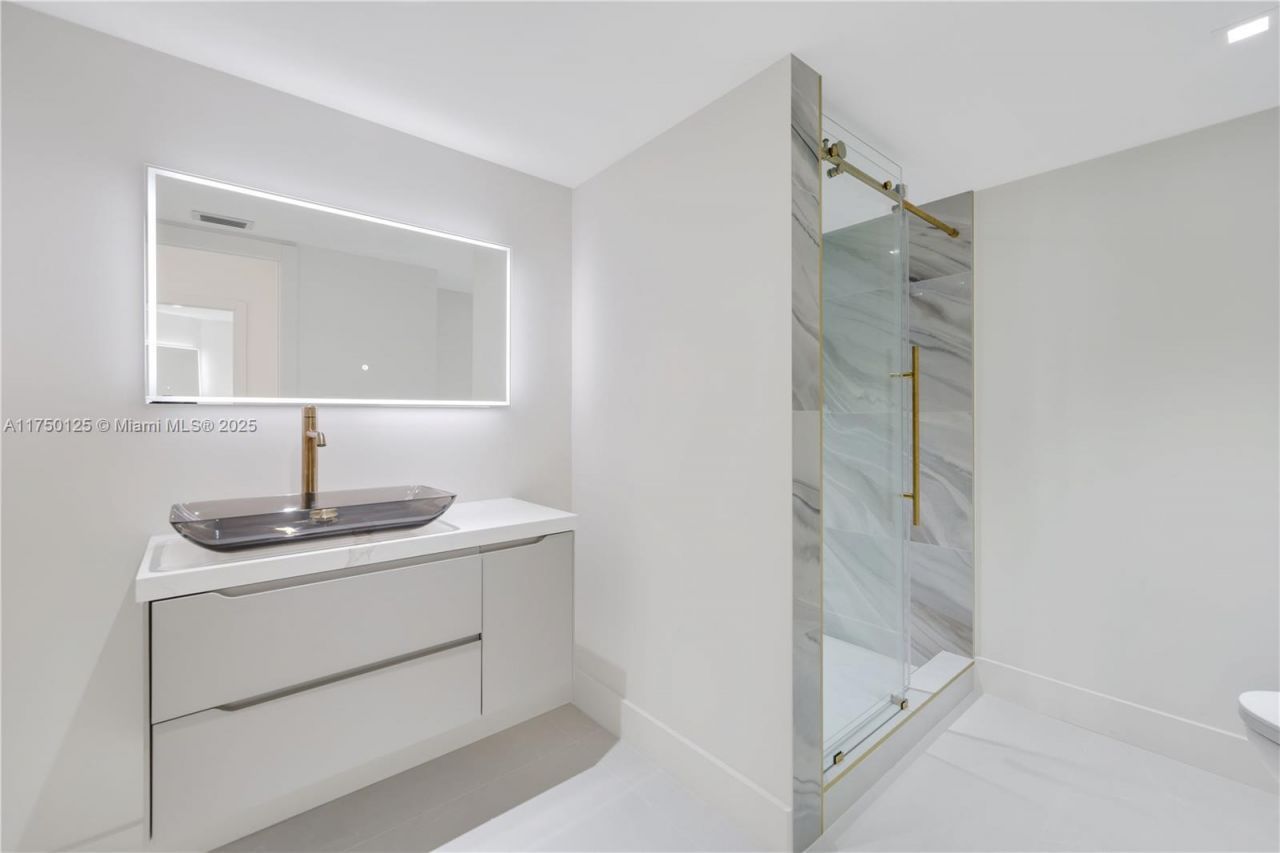 5500 Collins Ave, Unit 802, Miami Beach, FL 33140 Photo