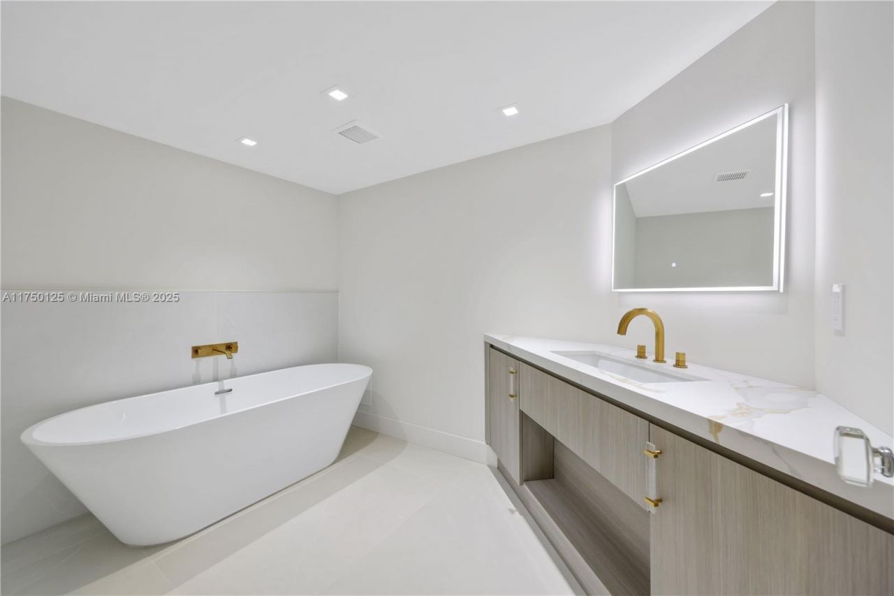 5500 Collins Ave, Unit 802, Miami Beach, FL 33140 Photo