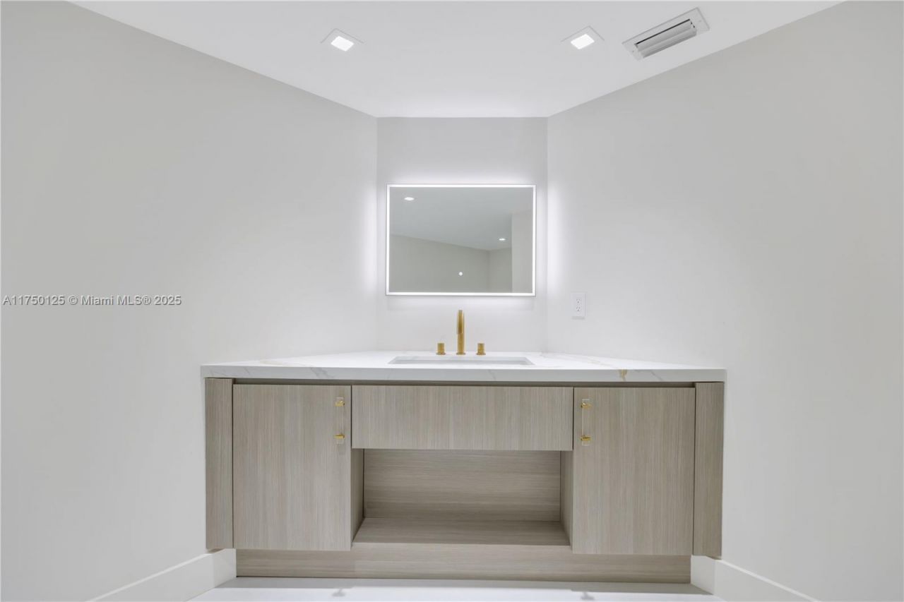 5500 Collins Ave, Unit 802, Miami Beach, FL 33140 Photo