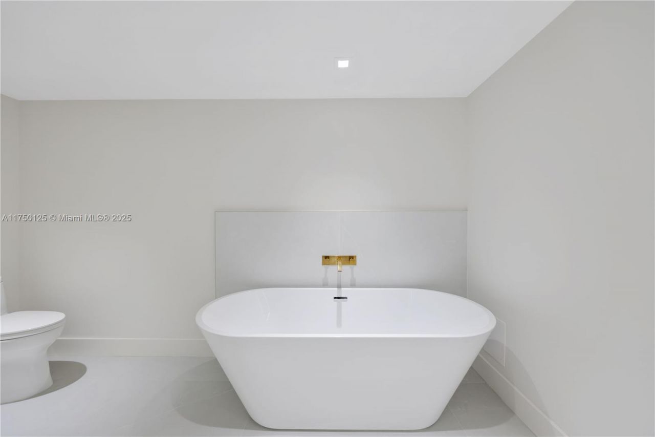 5500 Collins Ave, Unit 802, Miami Beach, FL 33140 Photo