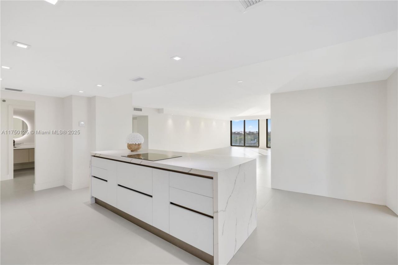 5500 Collins Ave, Unit 802, Miami Beach, FL 33140 Photo