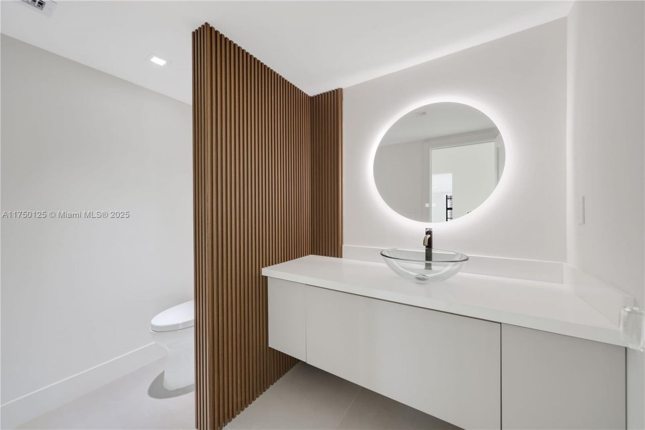 5500 Collins Ave, Unit 802, Miami Beach, FL 33140 Photo