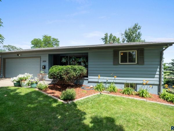 2004 S Crestwood Rd, Sioux Falls, SD 57105