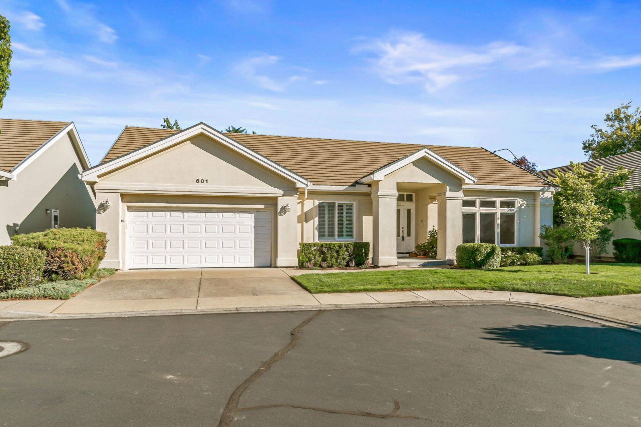 601 Summerwood Drive, Medford, OR 97504 Main Photo