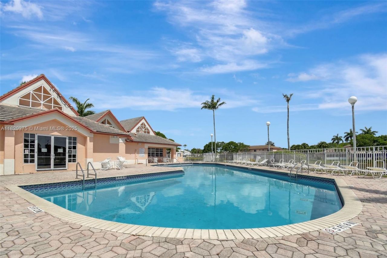 881 NW 208th Drive, Pembroke Pines, FL 33029 Photo