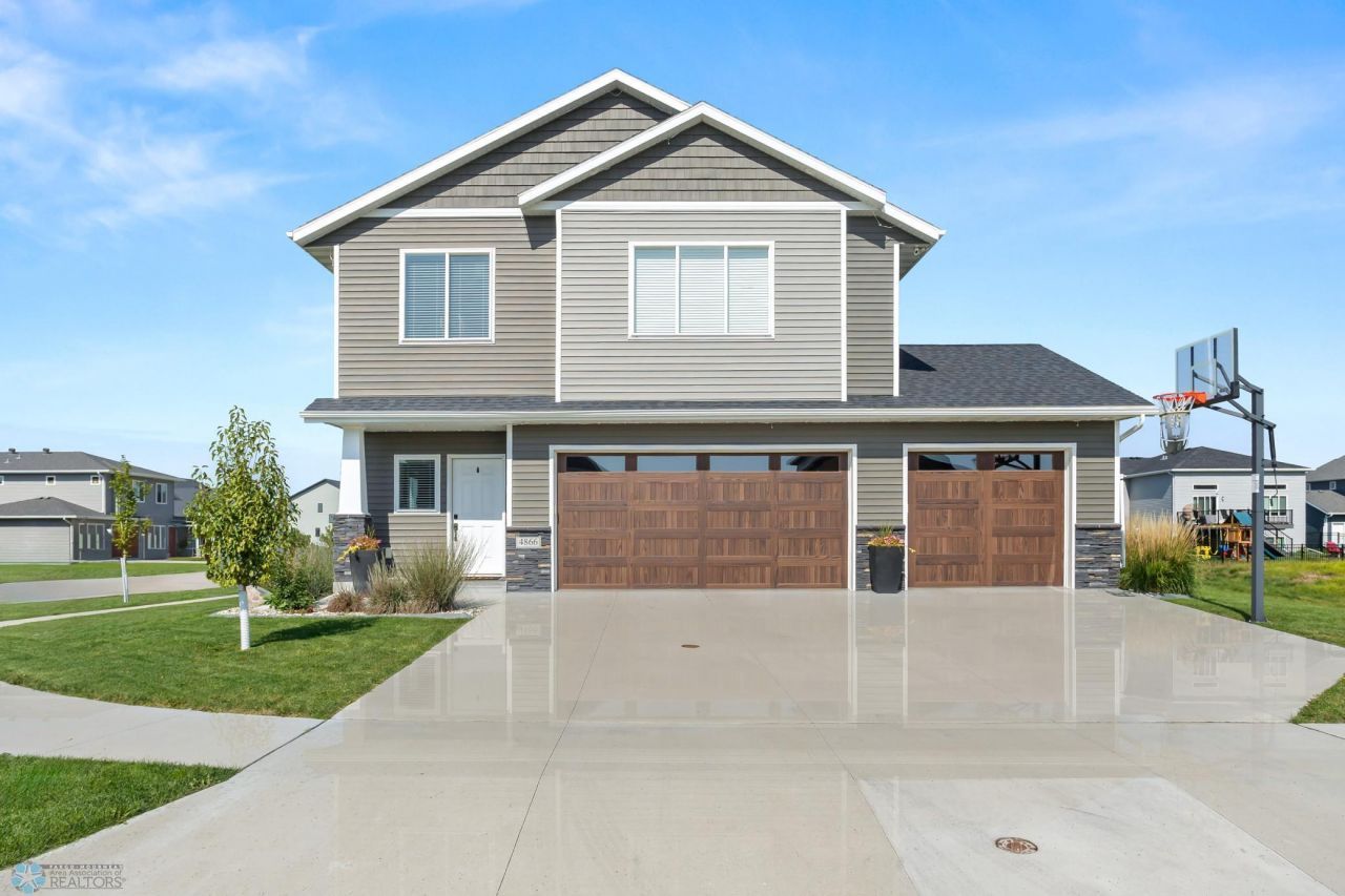 4866 Hampton Circle S, Moorhead, MN 56560 Main Photo