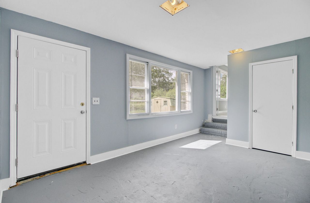 140 Weeks Avenue Photo 17