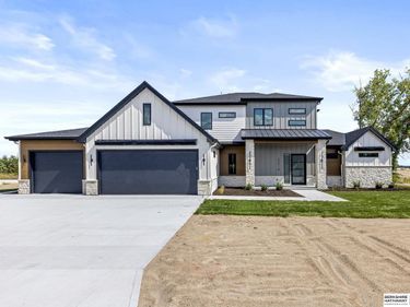 2214 S Riverwood Drive, Fremont, NE 68025