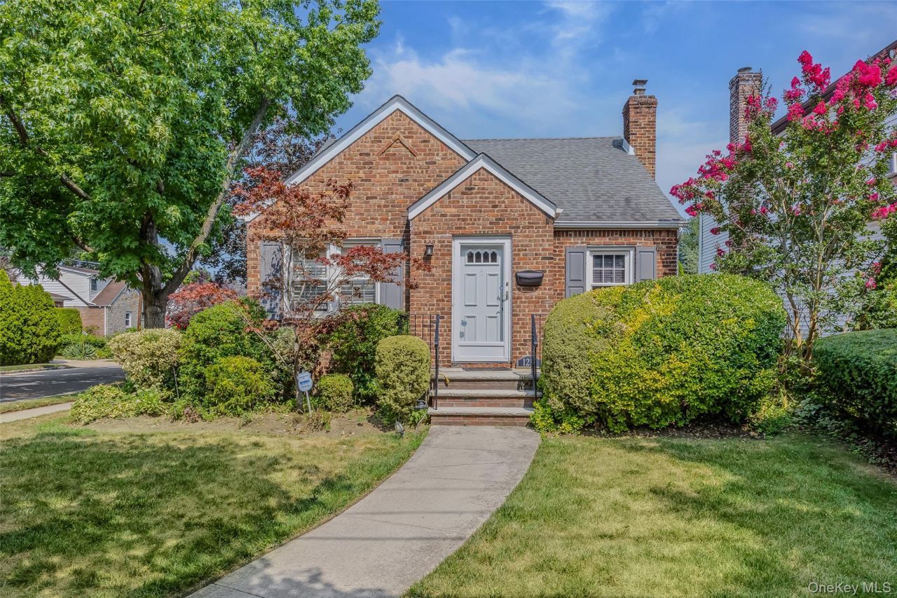 1218 Terrace Boulevard, New Hyde Park, NY 11040 Main Photo