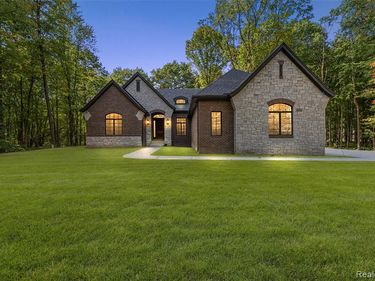 1 Pinery Court, Orion Twp, MI 48362