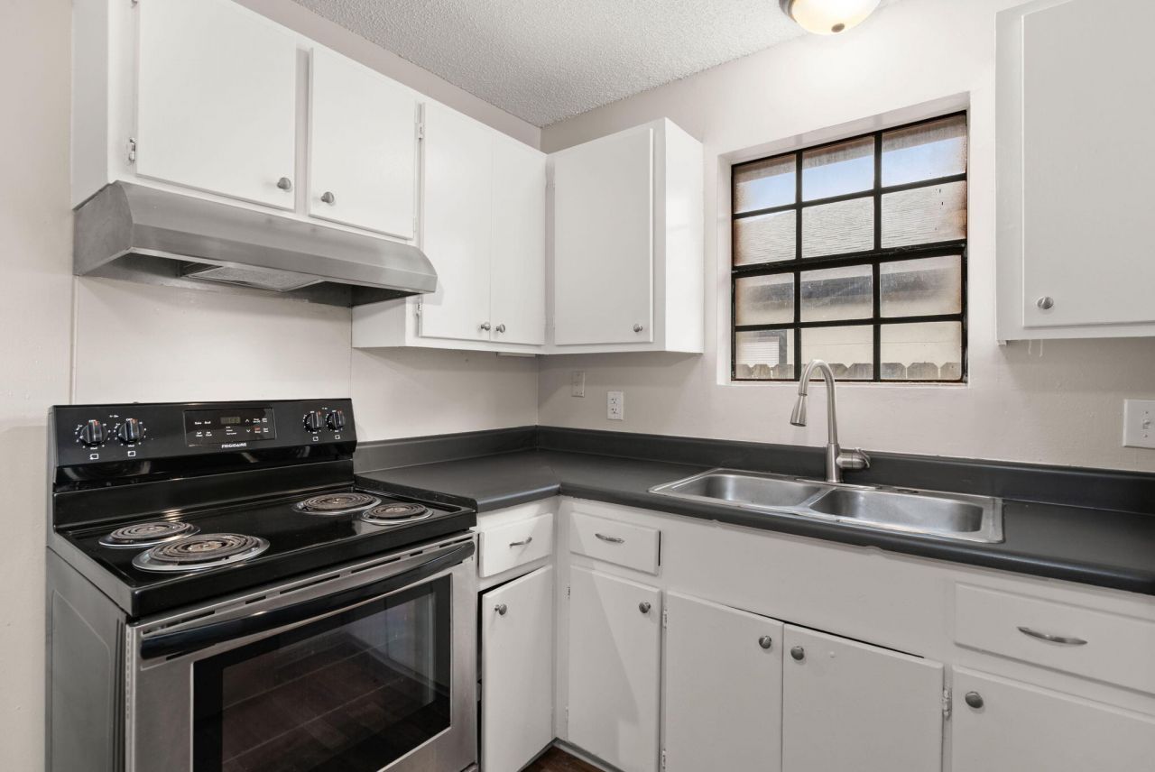 1820 Iris Street Photo 11