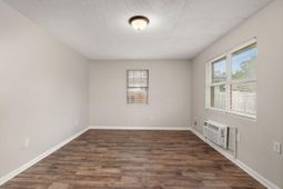 1820 Iris Street photo 4