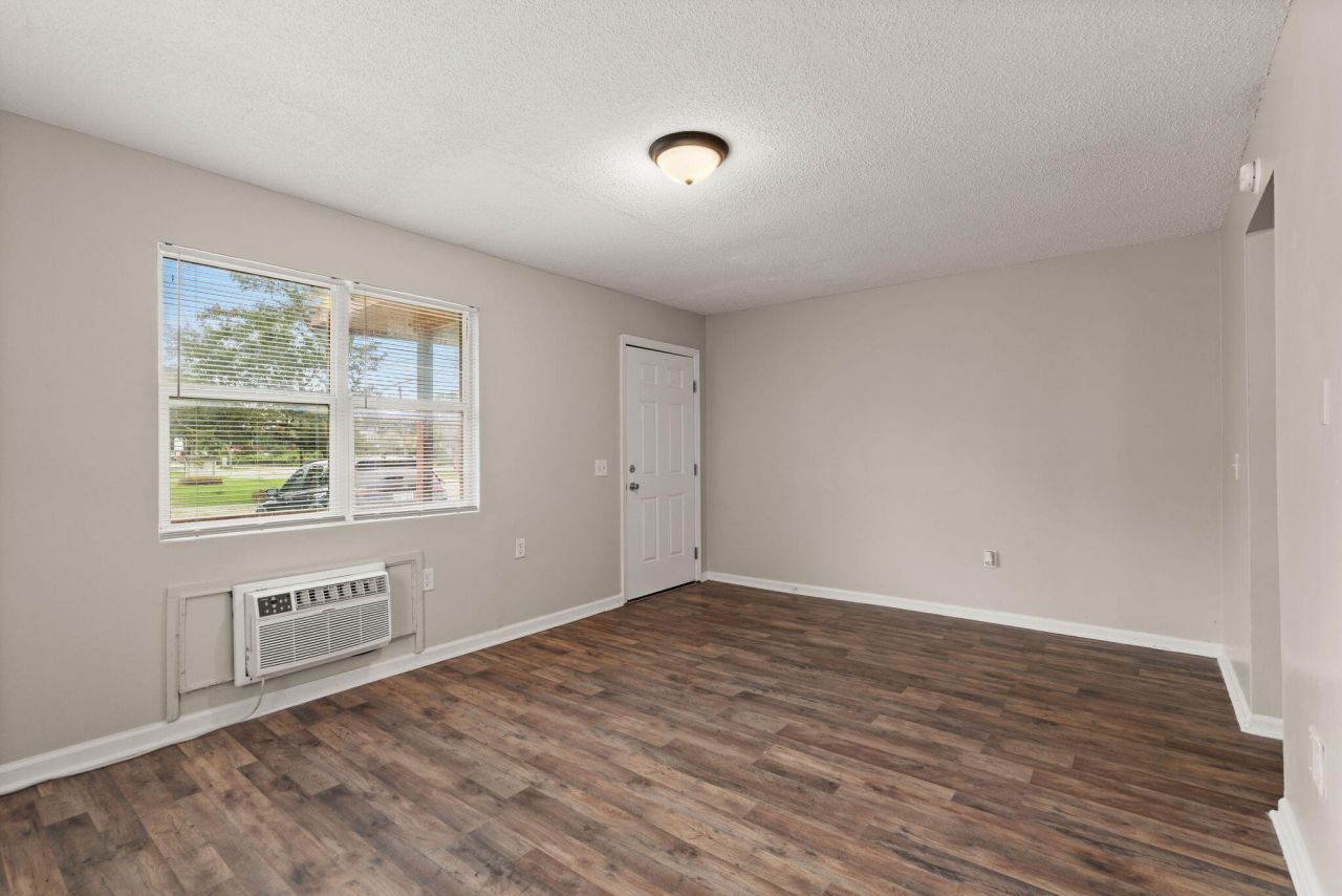 1820 Iris Street Photo 7