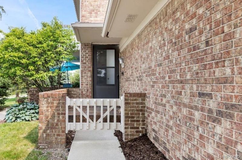 6693 Maple Lakes Drive, West Bloomfield Township, MI 48322 Main Photo