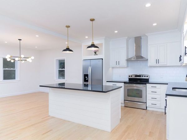 10 Church St, Wales, MA 01081