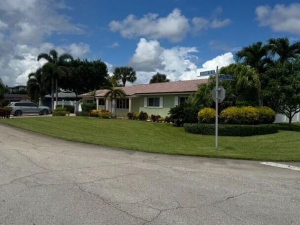 1915 Arabian Road W, Lake Clarke Shores, FL 33406