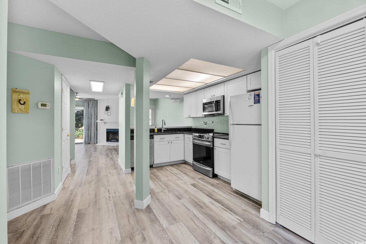 100 Shadow Moss Pl. Photo 14