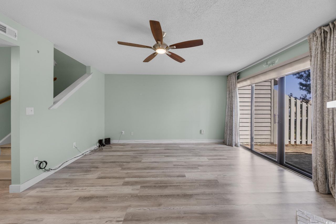 33 Shadow Moss Pl. Photo 8