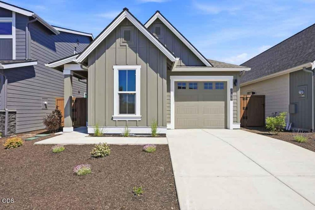 21439 NE Hayloft Place, Bend, OR 97701 Main Photo