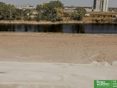 1118 E Sandcherry Road, Fremont, NE 68132