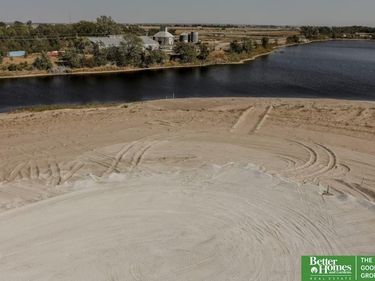 1330 E Sandcherry Road, Fremont, NE 68025