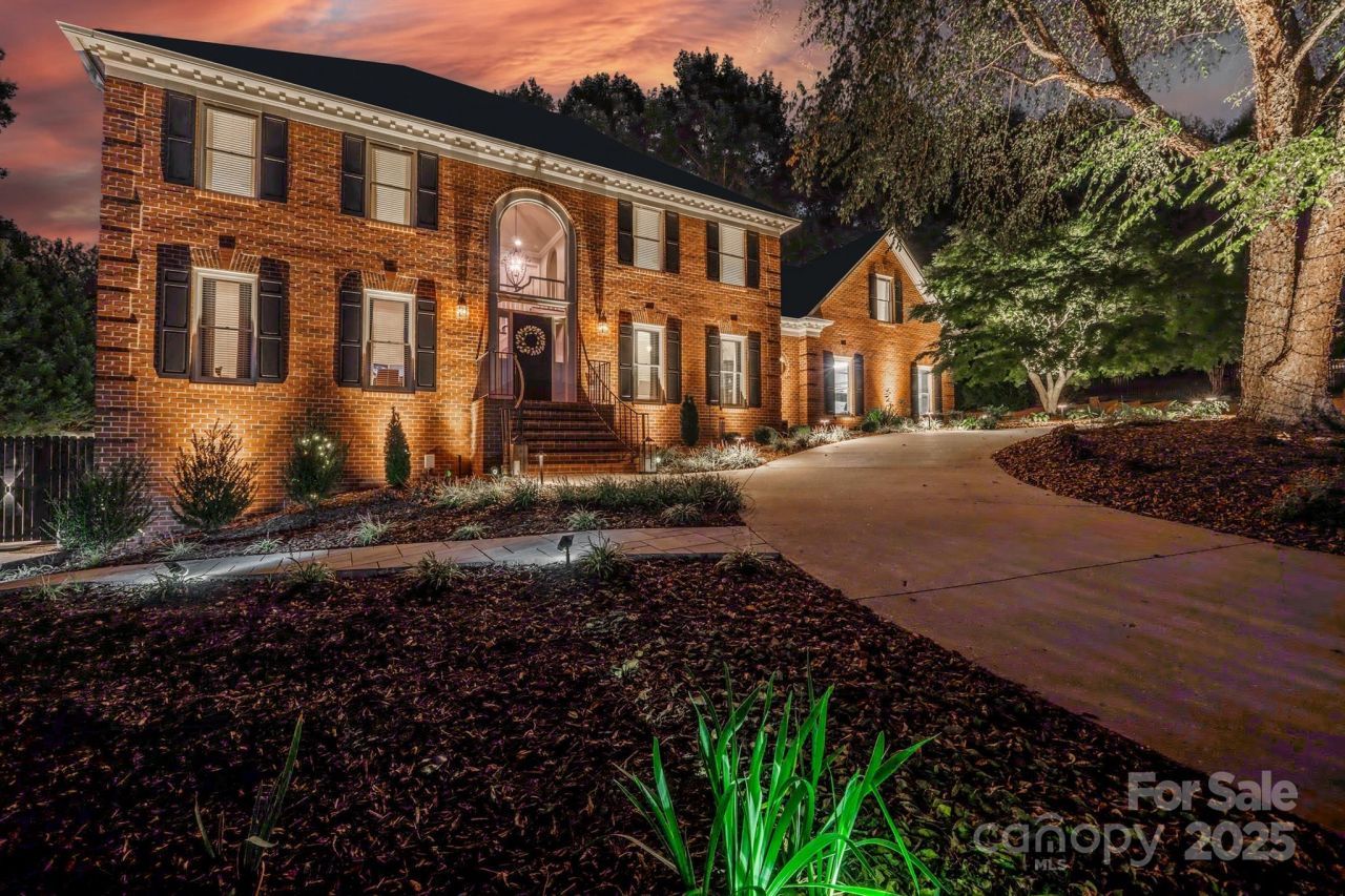 555 19th Avenue Lane Nw, Hickory, NC 28601 Main Photo