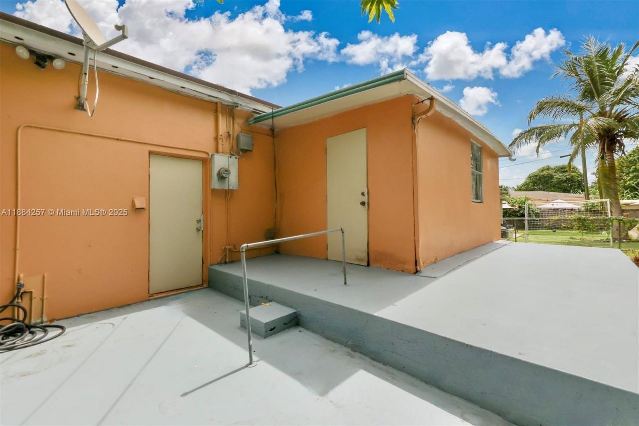 15770 NE 18th Ct, North Miami Beach, FL 33162 Photo