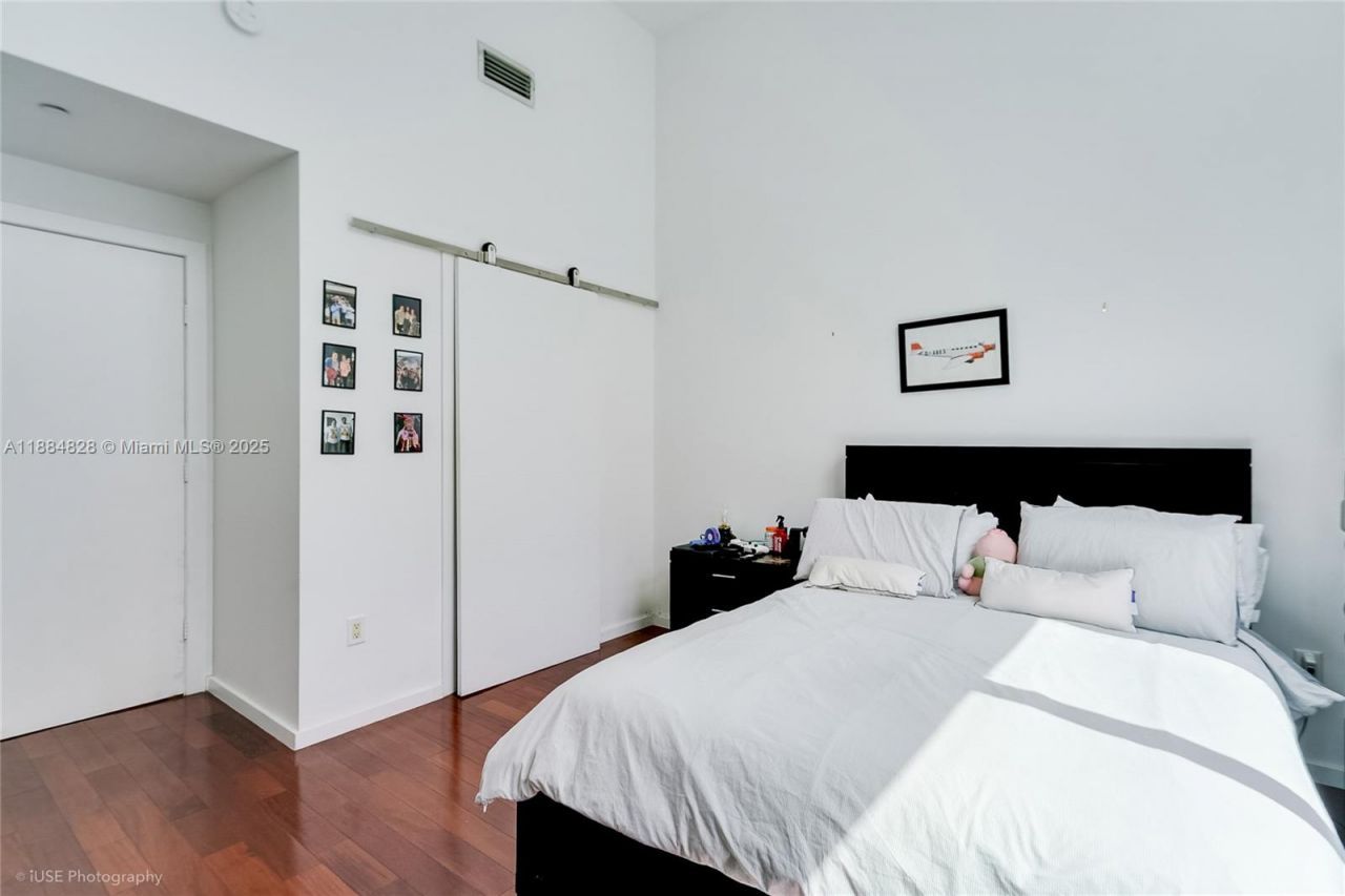 1060 Brickell Ave, Unit 1203, Miami, FL 33131 Photo