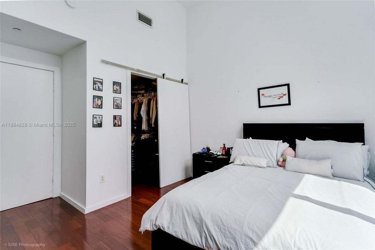 1060 Brickell Ave, Unit 1203, Miami, FL 33131 Photo