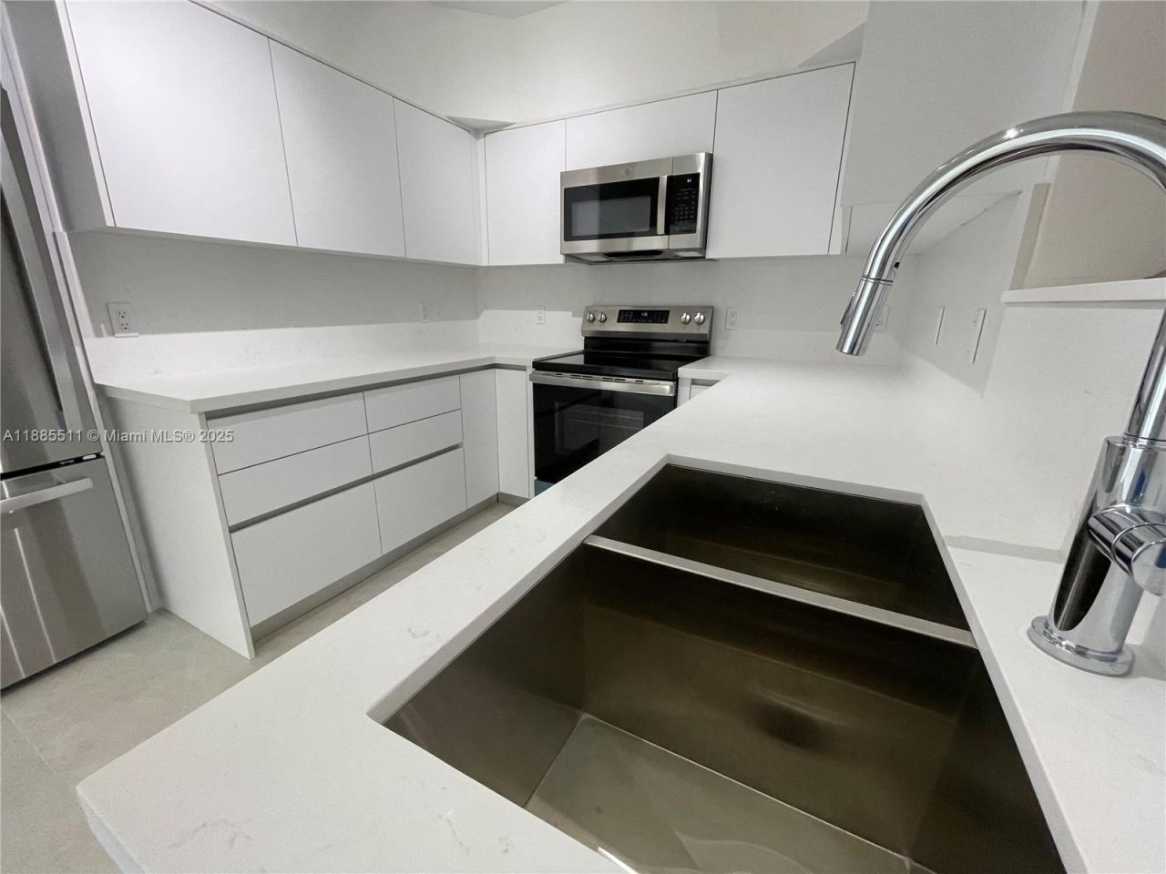 462 Golden Isles Dr, Unit 211, Hallandale Beach, FL 33009 Photo