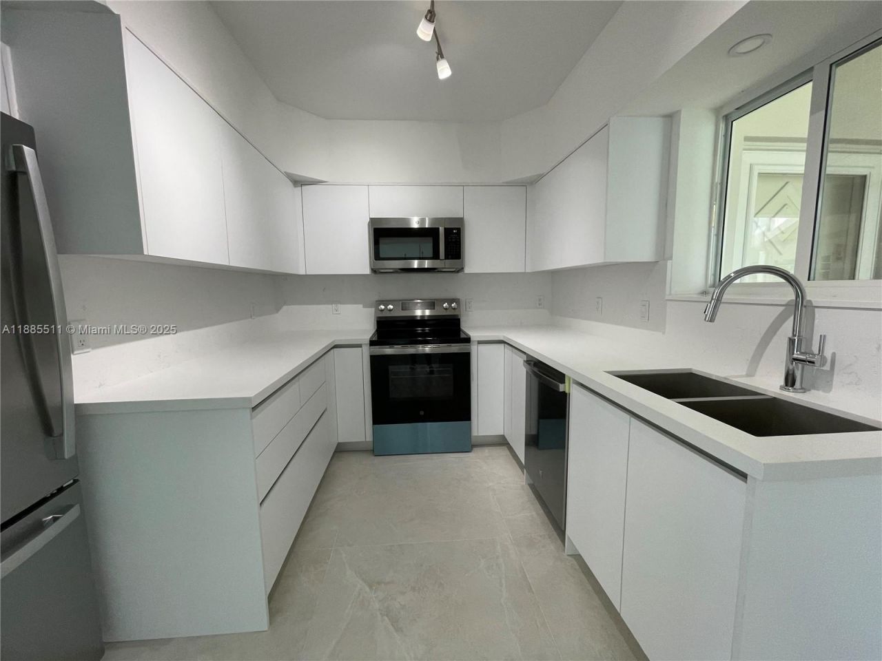 462 Golden Isles Dr, Unit 211, Hallandale Beach, FL 33009 Photo