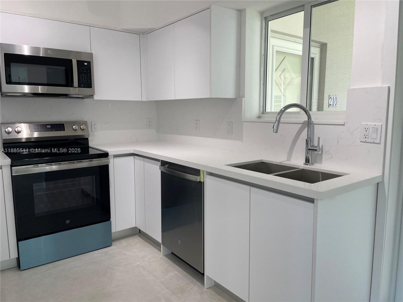 462 Golden Isles Dr, Unit 211, Hallandale Beach, FL 33009 Photo