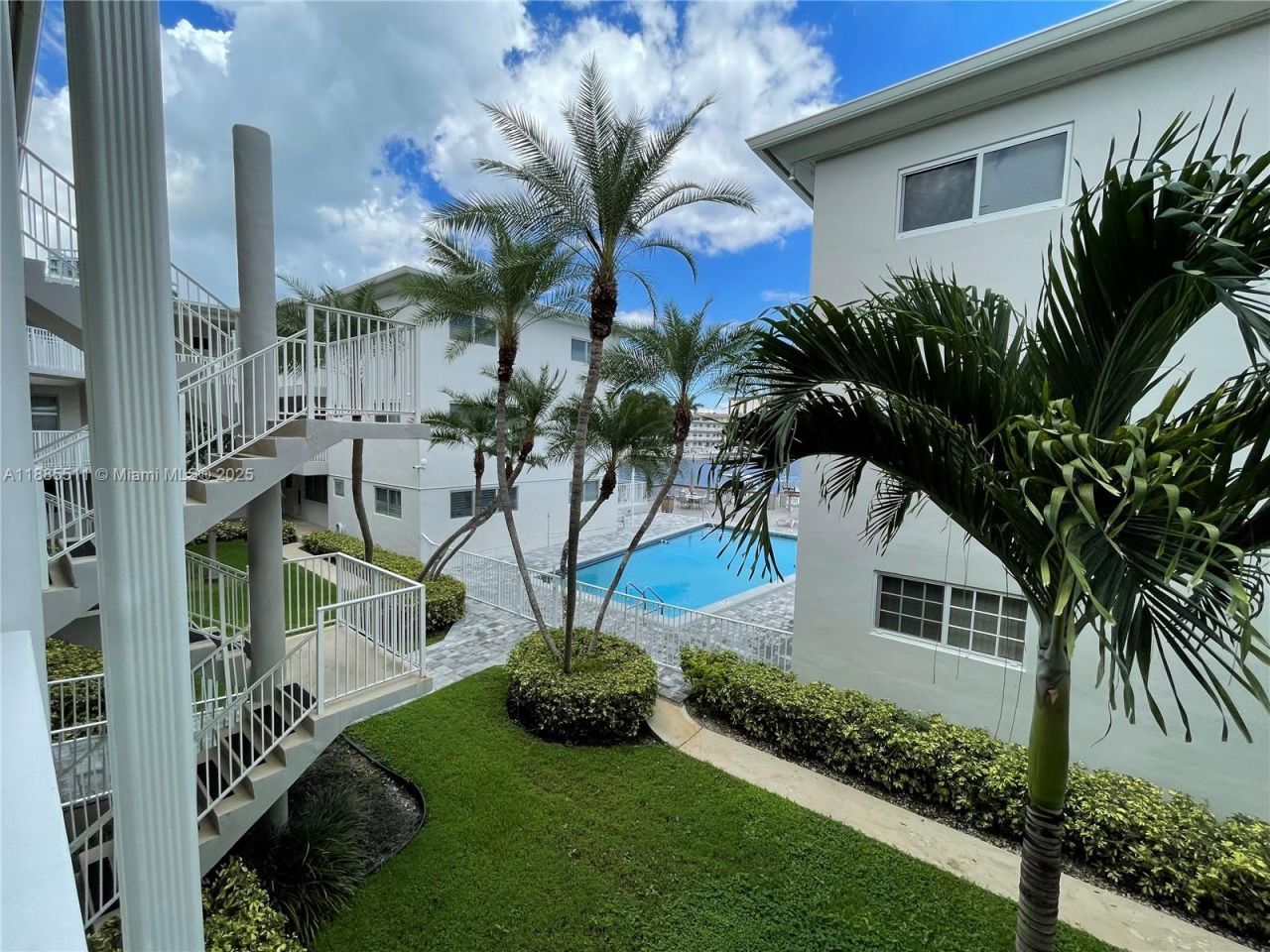 462 Golden Isles Dr, Unit 211, Hallandale Beach, FL 33009 Photo