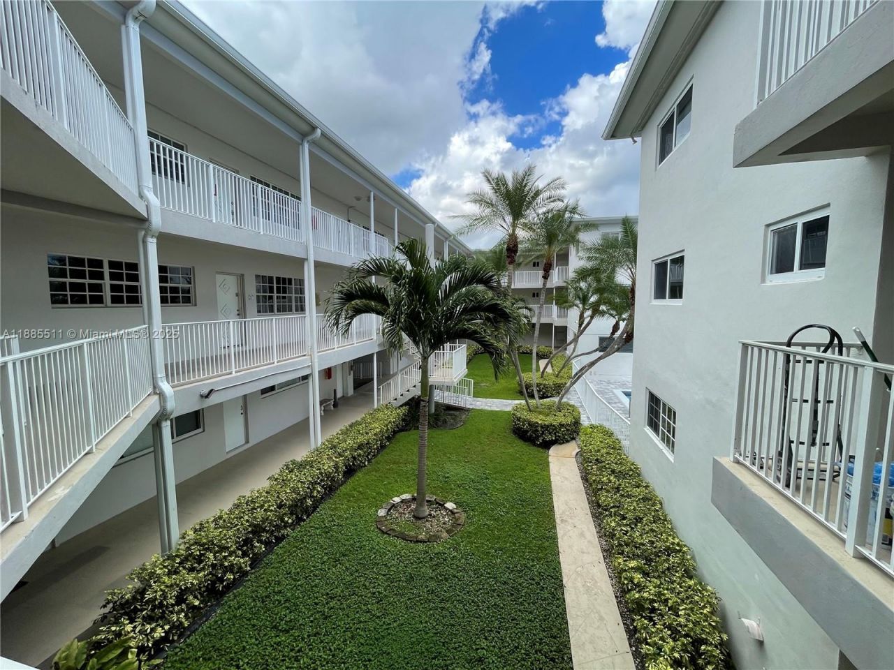 462 Golden Isles Dr, Unit 211, Hallandale Beach, FL 33009 Photo