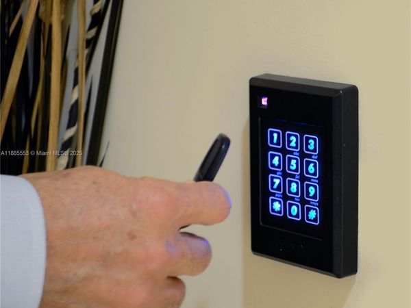 15800 Pines Blvd, Unit 327, Pembroke Pines, FL 33027