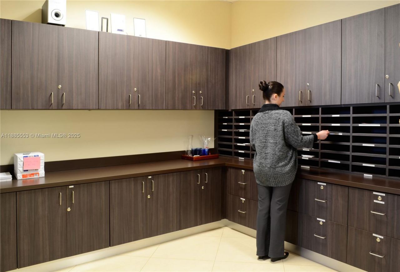 15800 Pines Blvd, Unit 327, Pembroke Pines, FL 33027 Photo